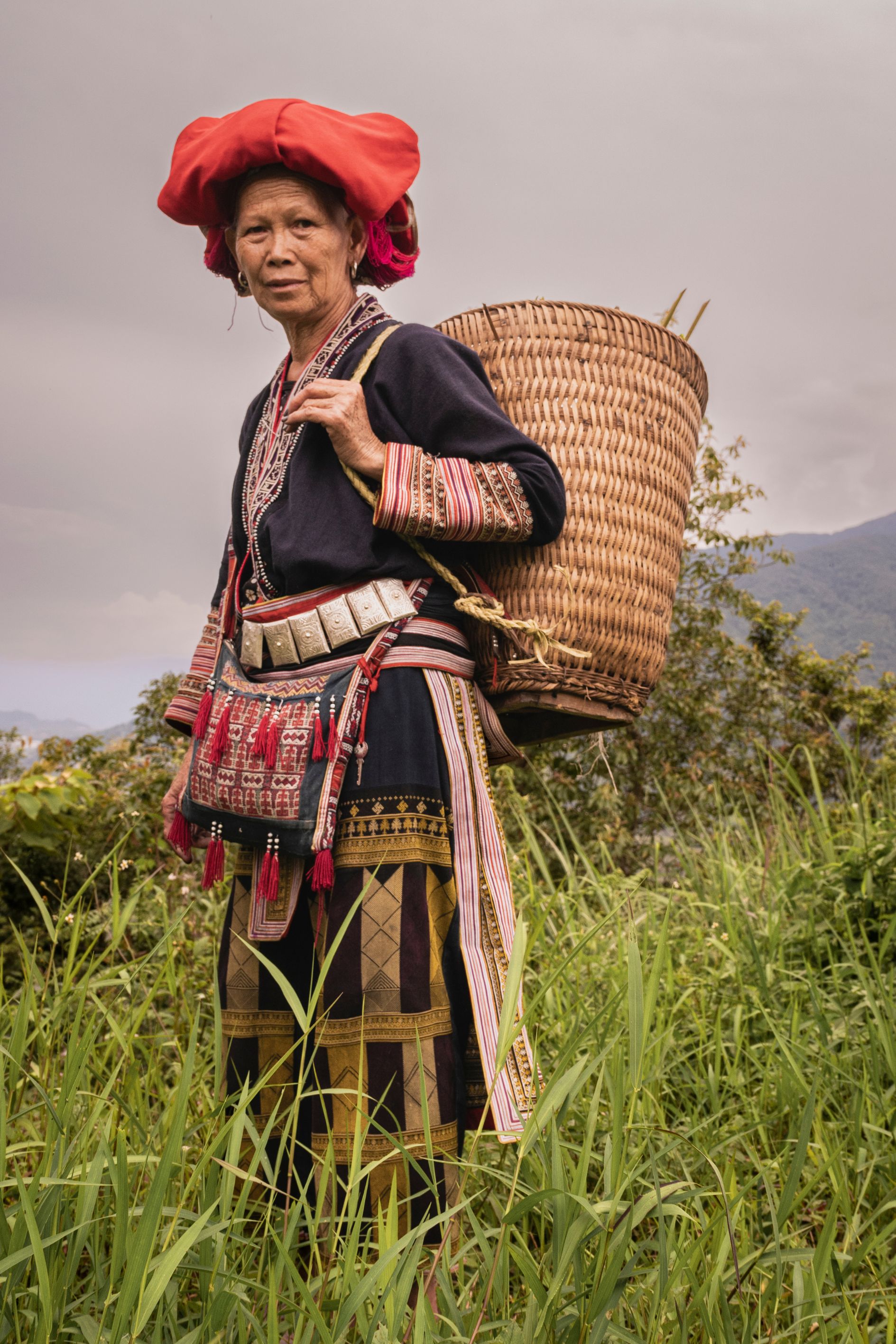 A Dao woman carrying a woven basket